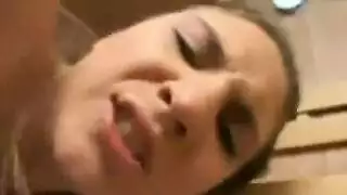 إباحية ساونا متوهجة: قضيب عملاق يوسع فرجها الضيق