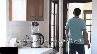 ممثلة إباحية طاهية تمت ممارسة الجنس معها بشكل مزدوج في المطبخ، مدبلجة عربيًا