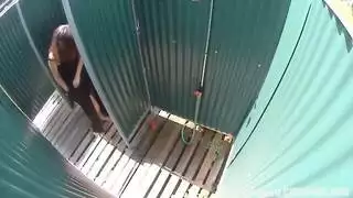 كاميرا تجسس تكشف خيالها الجنسي المبلل في الحمام