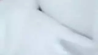 صديقة عربية تظهر نهديها الأبيضين الكبيرين في مقطع جنسي صريح