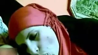 دمية محجبة تخدم قضيبًا نابضًا