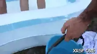 مجموعة من الرجال يتشاركون