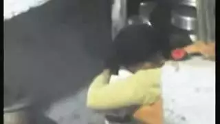 طحن على السلالم: نيك المرأة المثيرة المجاورة