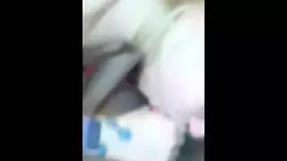صغيرتي شقراء الهواة على استعداد ليمارس الجنس في الهواء الطلق