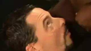 وجه شابة يتم تناكسه وعمل حلقة عميقة