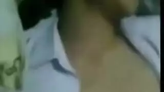 زي المدرسة يُخلع لجلسة جنس صريحة بين المراهقين