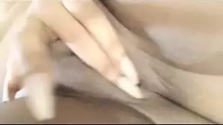 الزوجة الشهوانية نيكي ماركوس تأخذ قضيبًا كبيرًا في المنزل بينما رجلها في المكتب
