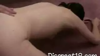 الجد القذر يمارس الجنس مع مراهقة وقحة حتى تخضع