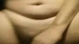 عارضة الكاميرا كاسي تفتح شفرات مهبلها للكاميرا