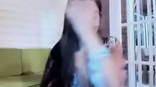 سمراء حارقة تكشف عن ثدييها الكبيرين الطبيعيين لشاب أصلع