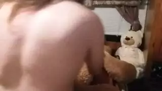 لعق ومص فرج هذه الدمية الصغيرة المبلل