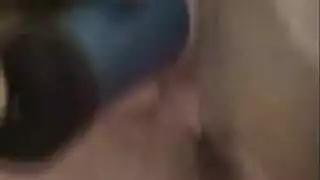 من مشعر إلى أملس: شقراء تحلق فرجها للتصوير الإباحي