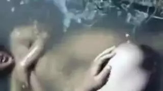 بنات عاهر يئن بصوت عالٍ أثناء جنس شرجي عنيف
