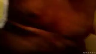 زوجة الأب تعطي صديق الابن درسًا في الجنس العميق قبل ممارسة جنس قاسي