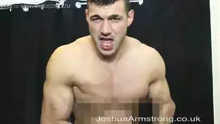 رجل مستثار يأخذ عدة أقراص صلبة في مؤخرته الضيقة