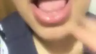 عاهرة محتاجة تتوق لقضيب سميم ليملأ فتحتها المبللة وثدييها الضخمين