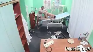 عيادة إباحية: طبيب منحرف يمارس الجنس مع عميلة قرنية راغبة