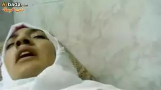مشهد إباحي: طبيب يضاجع ممرضة محجبة في فراش طبي