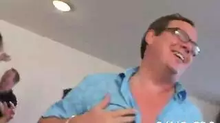 كانت سيدة رائعة المظهر تمارس الجنس مع رجل من مكتبها وتستمتع بكل ثانية منه