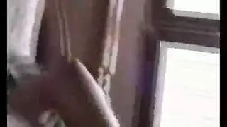 عاهرة عراقية ممتلئة تتباهى بمؤخرتها الكبيرة أثناء الفعل