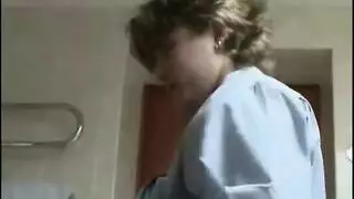 العمة الروسية المبتلة تنيك على وجهها في الحمام