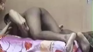 كتكوت ذو شعر داكن على وشك ممارسة الجنس العرضي مع رجل مسن من حيها