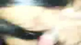 مستأجرة للجنس: قضيب سائق التاكسي الضخم يوسع مهبلها الضيق