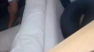 انسى العيادة، هذه الممرضة تريد قضيبًا في الشارع
