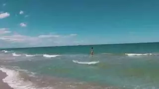 يقوم الأطفال المثيرون بممارسة الحب مع بعضهم البعض أثناء ارتداء أغلفة من اللاتكس حول حلماتهم وأجسادهم الضيقة