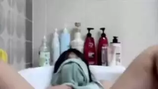 نادلة ممتلئة الجسم تمص وتختنق بقضيب ضخم