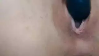 قضيب مراهق حليق جاهز للمتعة الإباحية