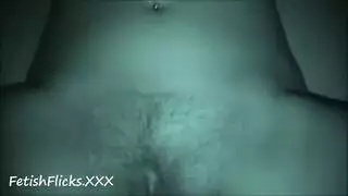 فم بريء يتم شده بأصابع قبل البلع العميق
