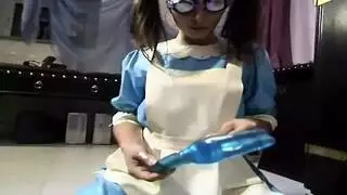 عاهرة هاوية تُداعب وتنيك على المرحاض