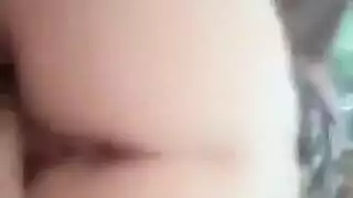 مغامرة في الخارج: زوجان يمارسان الجنس في الملعب ليلاً