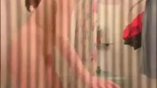 مشهد استحمام إباحي: طالبة ناشطة تستمني تحت الماء