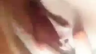 إباحية في غرفة النوم: فتاة عربية بيضاء تداعب أثداءها الناعمة