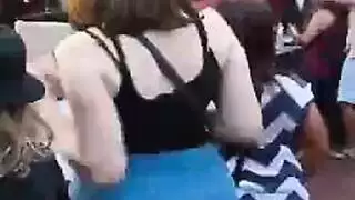 شباب مثارون: استمناء جماعي وتناوب على قضيب مراهق