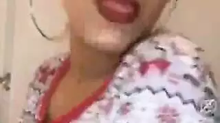 موعد قضيب يومي: الفاتنة الموشومة تخدم قضيب أسود ضخم