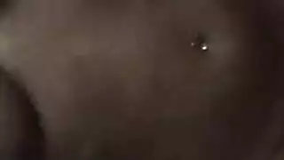 مراهقة شقراء تستخدم قضيبًا اصطناعيًا مزدوجًا ضخمًا لتمط مهبلها المبلل، وتداعب حلمتي ثدييها الصلبتين