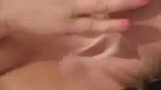 ثلاثي عنيف: أورورا تأخذ قضيبين في مؤخرتها