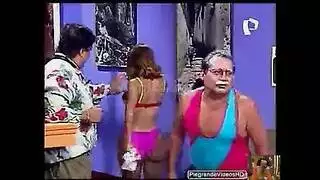 عاهرة ناضجة تفضل قضبان الشباب الصلبة