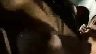 فعل سحاقي صريح يتحول إلى جنس مثلثي مع الجار