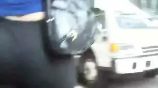تحت اقدام سيدته كلب لها