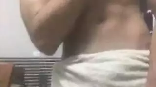 استعراض مثلي مثير في الحمام مع استمناء