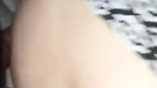 زب مشعر صغير يمدد كسها في مشهد إباحي