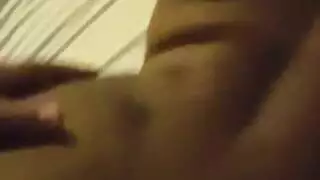 عاهرة آسيوية مرنة تمارس جنسًا عنيفًا على السرير