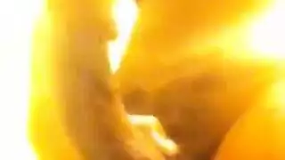 رجل مسيطر يستخدم قدميه على صديقته المستسلمة