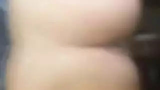 استغلال مثلية: أم سمراء تُدك بعمق في مشهد إباحي قاسي