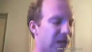 شقراء مثيرة وزوجة ناضجة تستكشفان مهبلين مبللين