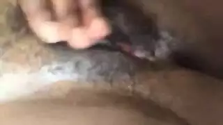 مؤخرة الأبنوس الممتلئة تهتز بقضيب سميك